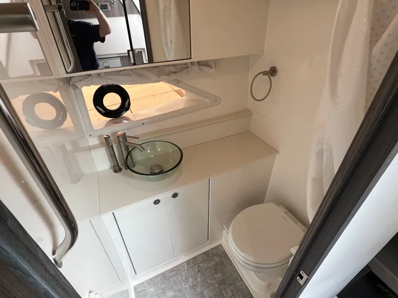 Slide: The Image of Sea Ray 320 SUNDANCER 2024 - 38