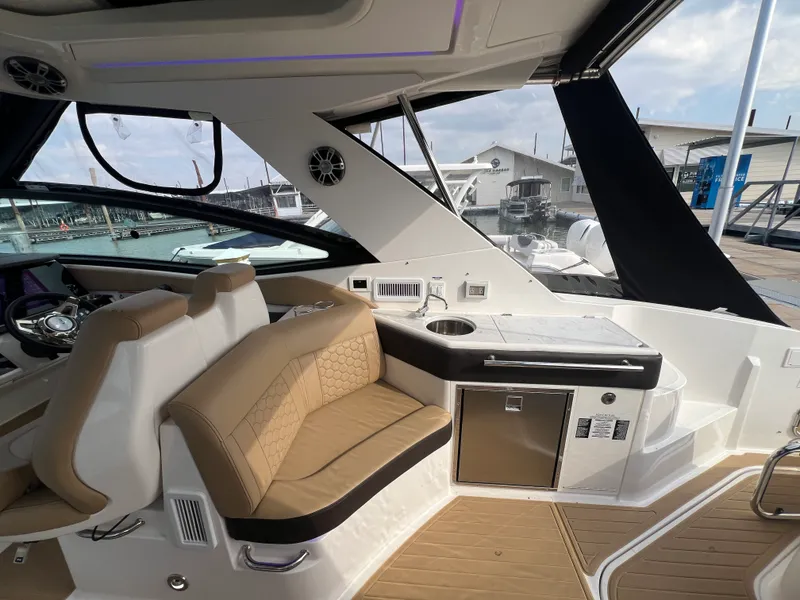 Slide: The Image of Sea Ray 320 SUNDANCER 2024 - 4