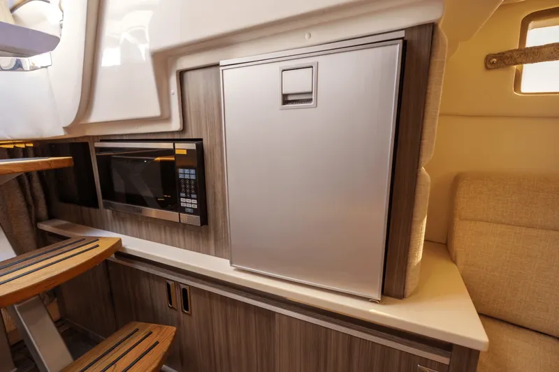 Slide: The Image of Sea Ray 320 SUNDANCER 2024 - 40