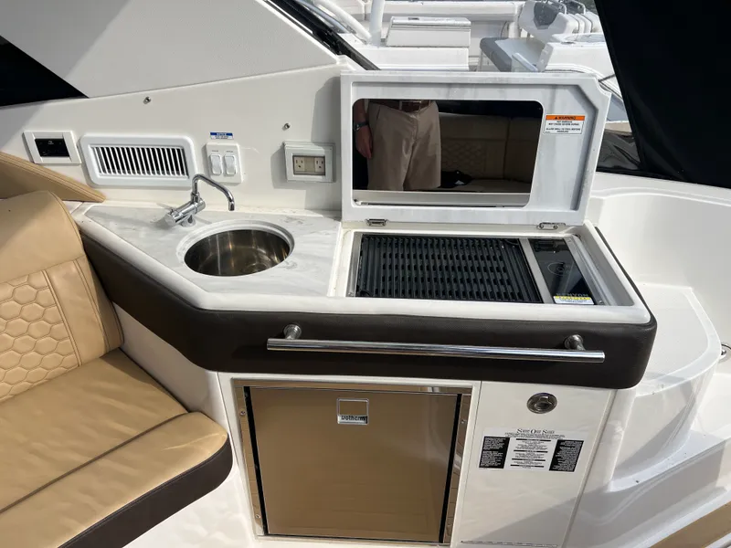 Slide: The Image of Sea Ray 320 SUNDANCER 2024 - 5
