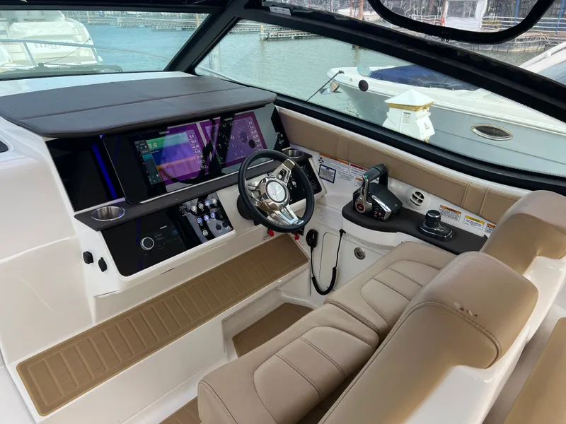 Slide: The Image of Sea Ray 320 SUNDANCER 2024 - 6