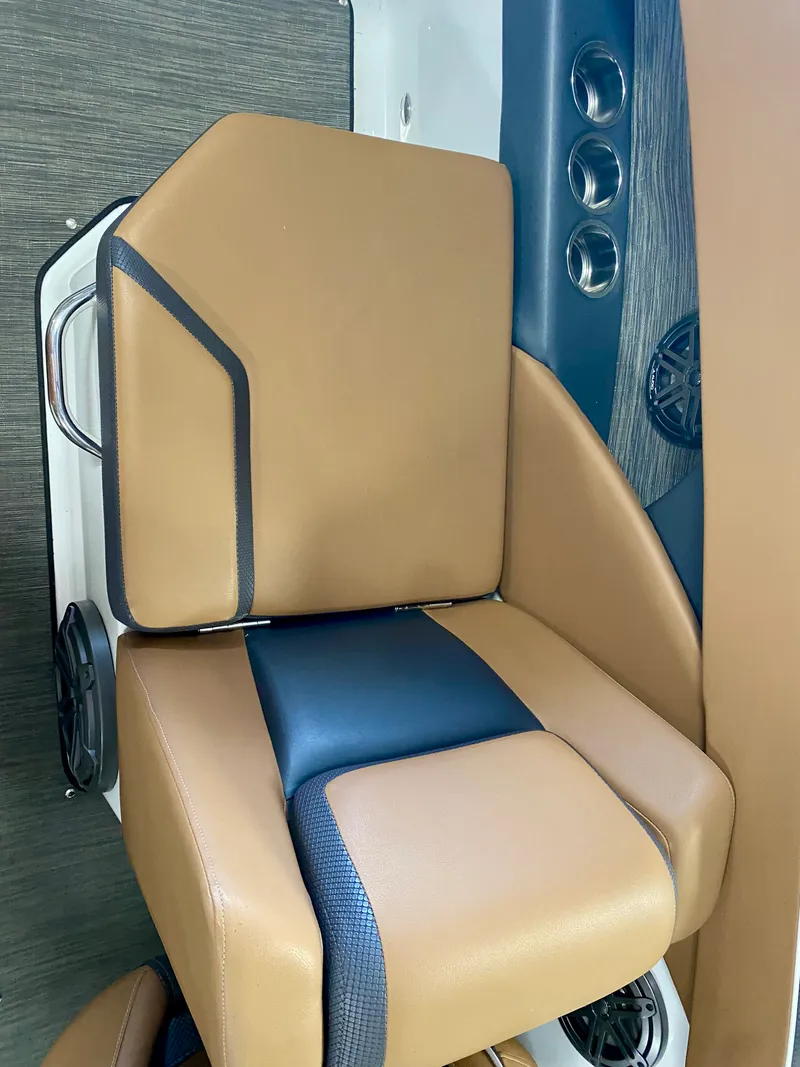 Slide: The Image of Scarab 255 OPEN ID 2021 - 14