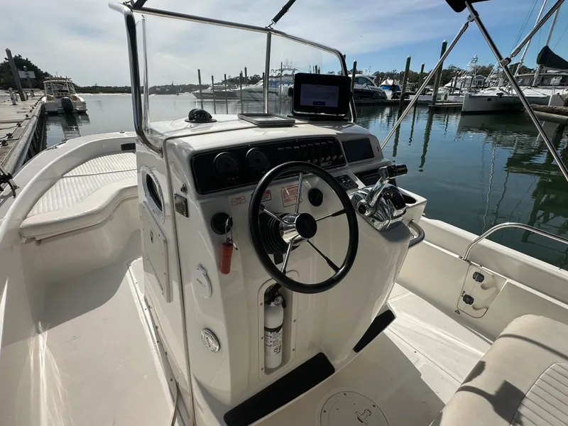 Slide: The Image of Boston Whaler 220 DAUNTLESS 2005 - 10