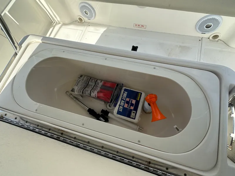 Slide: The Image of Boston Whaler 220 DAUNTLESS 2005 - 11