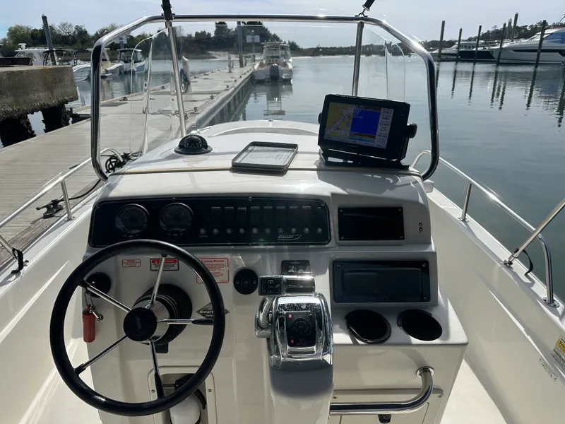 Slide: The Image of Boston Whaler 220 DAUNTLESS 2005 - 12