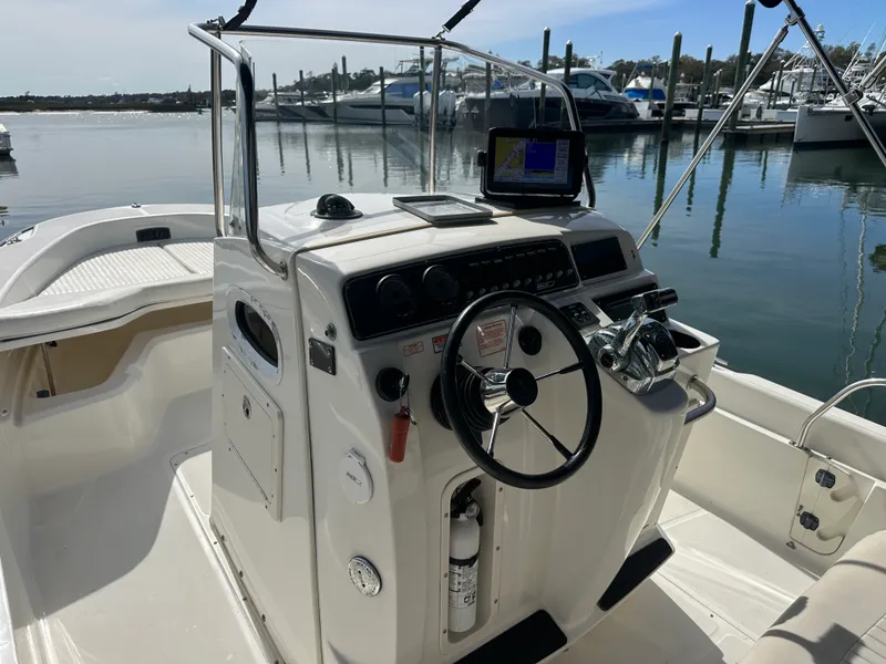 Slide: The Image of Boston Whaler 220 DAUNTLESS 2005 - 13
