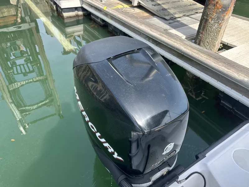 Slide: The Image of Boston Whaler 220 DAUNTLESS 2005 - 14