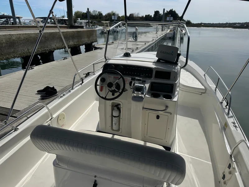 Slide: The Image of Boston Whaler 220 DAUNTLESS 2005 - 15