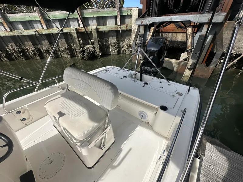 Slide: The Image of Boston Whaler 220 DAUNTLESS 2005 - 16