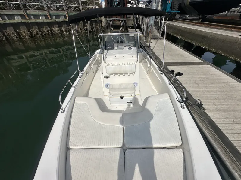 Slide: The Image of Boston Whaler 220 DAUNTLESS 2005 - 6