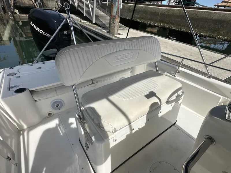 Slide: The Image of Boston Whaler 220 DAUNTLESS 2005 - 9