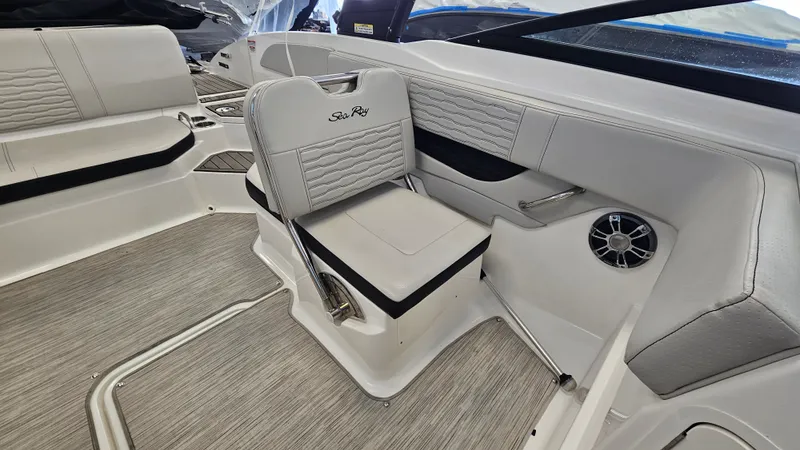 Slide: The Image of Sea Ray SPX 210 Outboard 2023 - 12