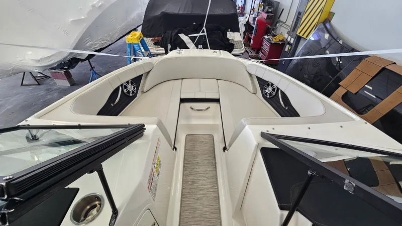 Slide: The Image of Sea Ray SPX 210 Outboard 2023 - 17