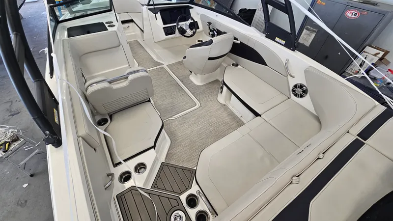 Slide: The Image of Sea Ray SPX 210 Outboard 2023 - 6