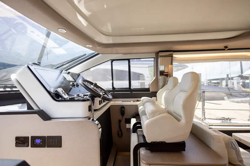 Slide: The Image of Azimut AZ60 FLY 2023 - 32