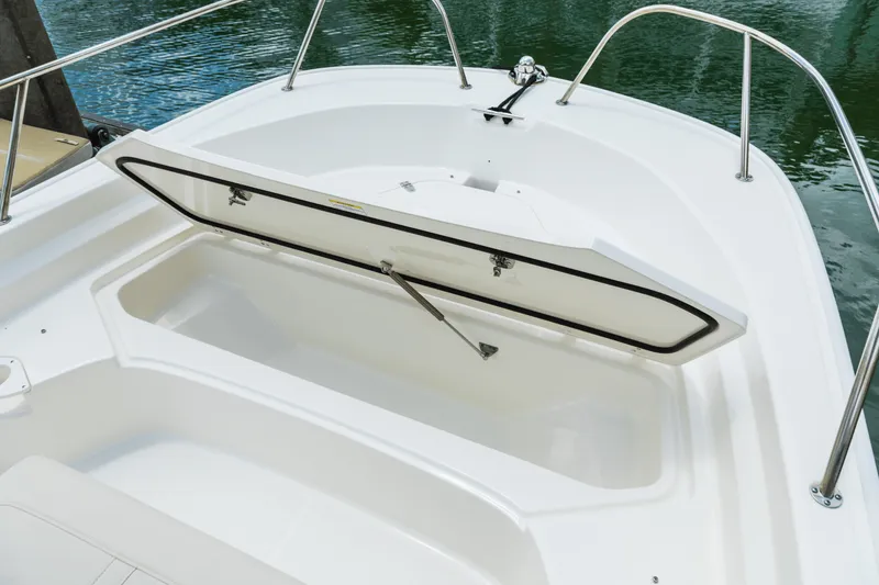 Slide: The Image of Boston Whaler 190 Montauk 2026 - 32