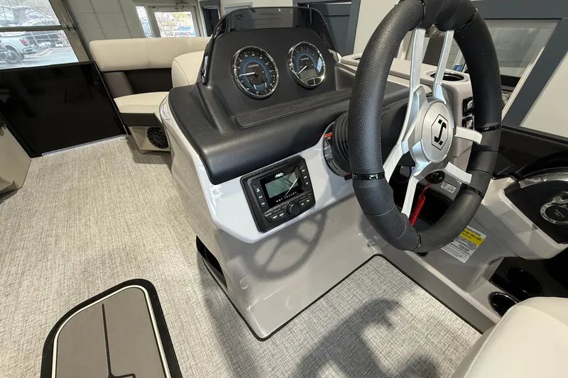 Slide: The Image of Harris Cruiser 210 2026 - 17