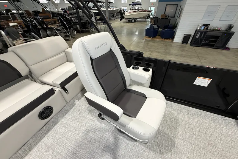 Slide: The Image of Harris Cruiser 210 2026 - 18