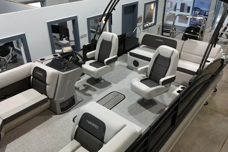 Slide: The Image of Harris Cruiser 210 2026 - 22