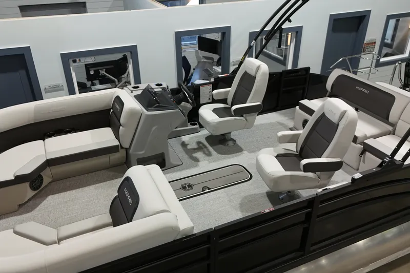 Slide: The Image of Harris Cruiser 210 2026 - 23