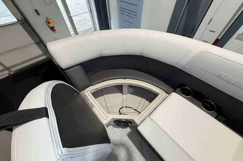 Slide: The Image of Harris Cruiser 210 2026 - 26