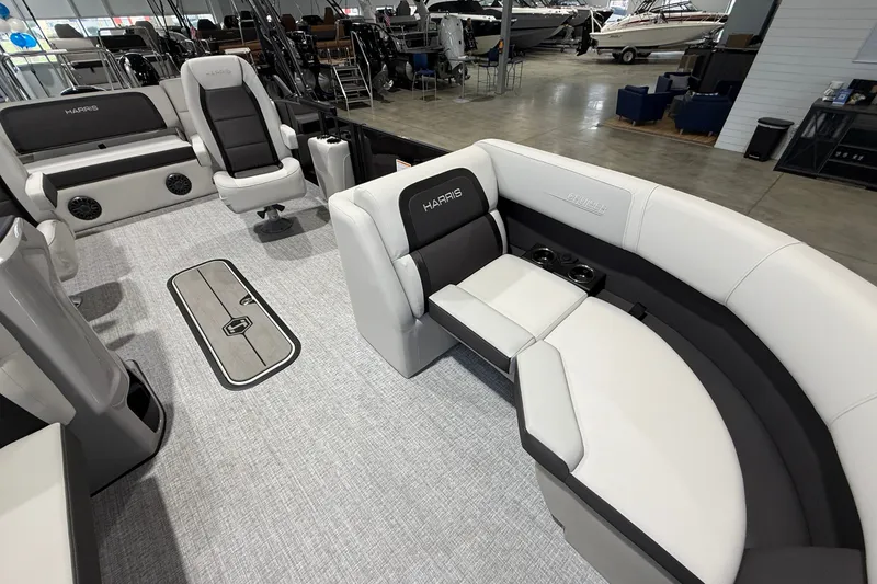 Slide: The Image of Harris Cruiser 210 2026 - 28