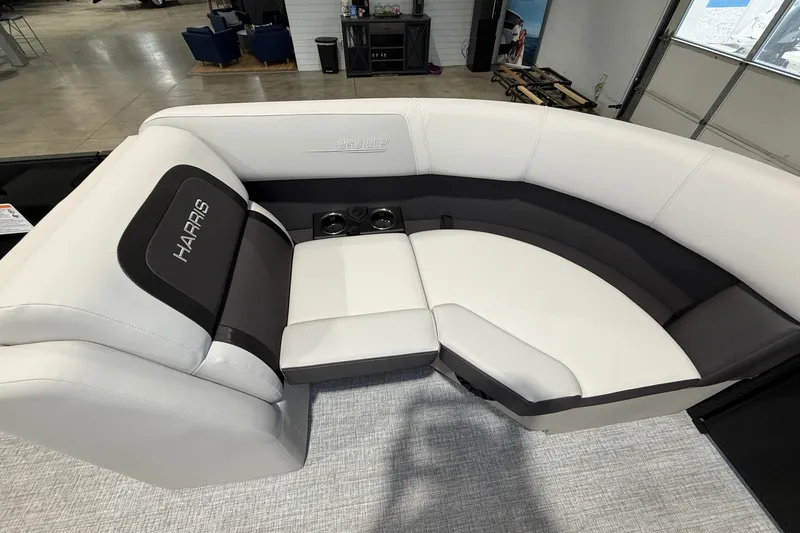 Slide: The Image of Harris Cruiser 210 2026 - 29