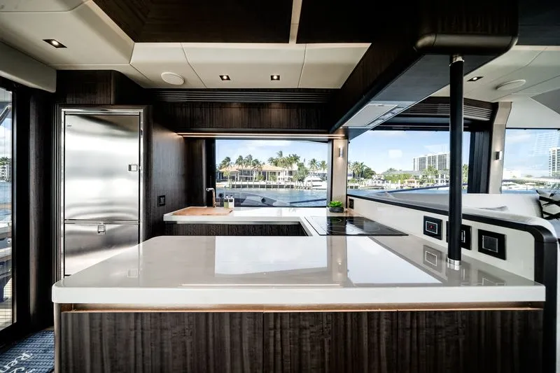 Slide: The Image of Galeon 560 FLY 2024 - 12