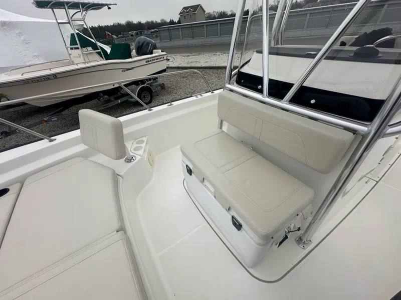 Slide: The Image of Boston Whaler 210 MONTAUK 2022 - 10