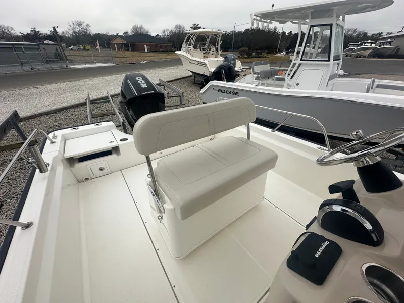 Slide: The Image of Boston Whaler 210 MONTAUK 2022 - 11