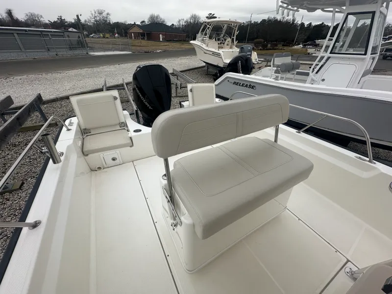 Slide: The Image of Boston Whaler 210 MONTAUK 2022 - 12