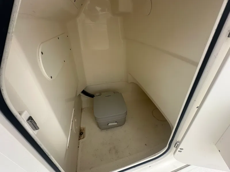 Slide: The Image of Boston Whaler 210 MONTAUK 2022 - 16