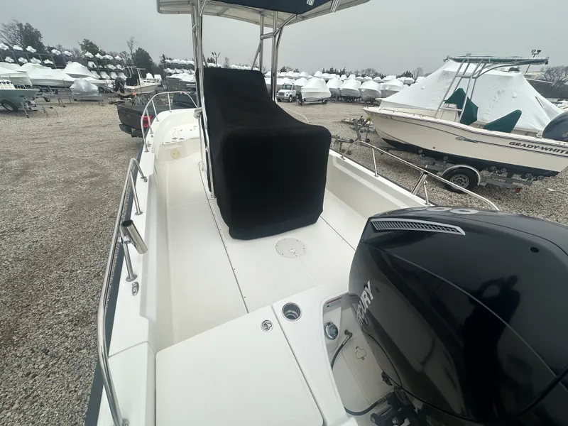 Slide: The Image of Boston Whaler 210 MONTAUK 2022 - 2
