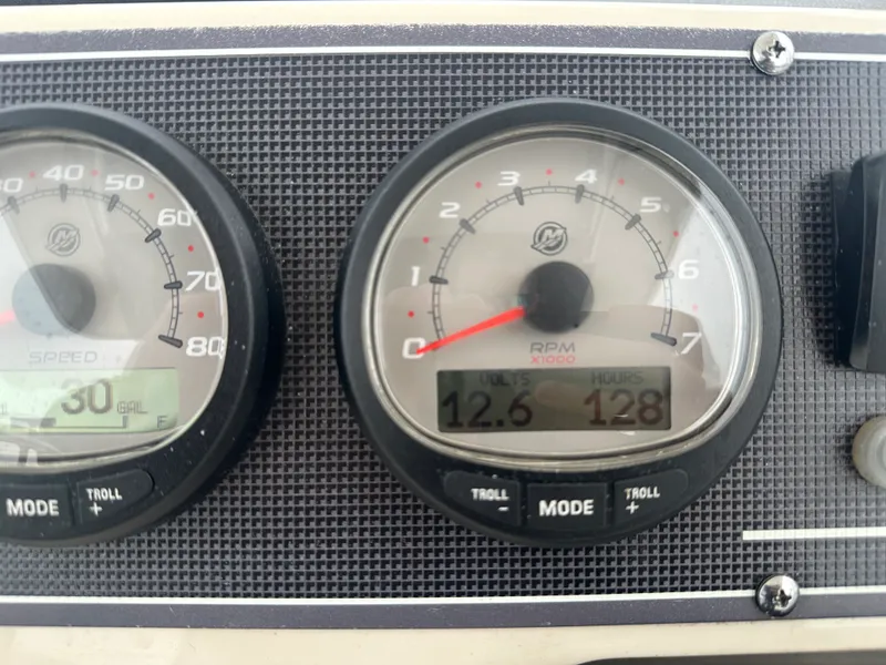 Slide: The Image of Boston Whaler 210 MONTAUK 2022 - 5