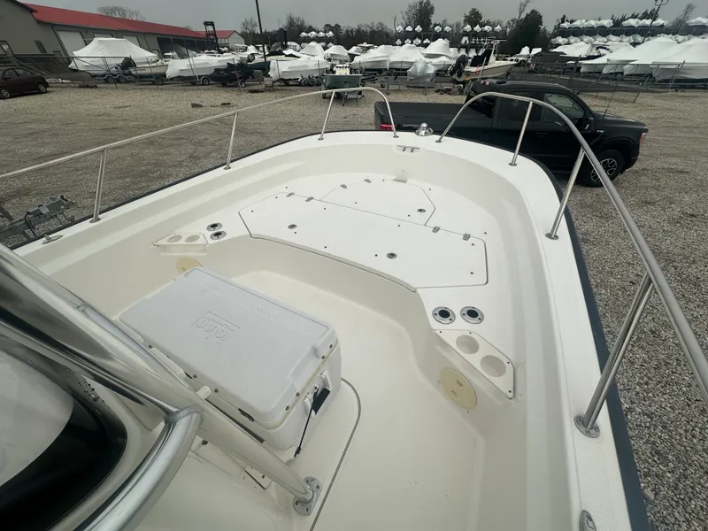 Slide: The Image of Boston Whaler 210 MONTAUK 2022 - 6