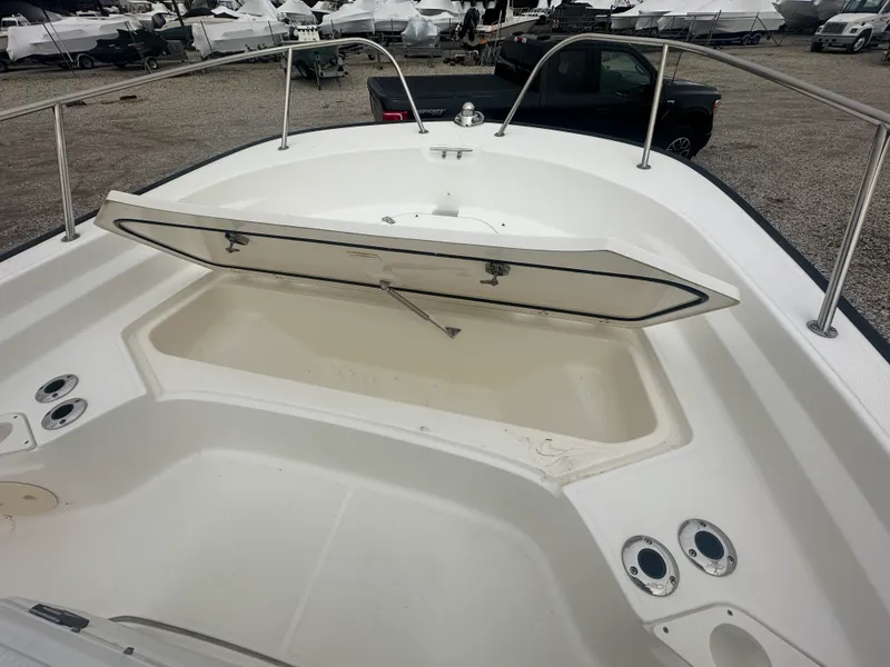 Slide: The Image of Boston Whaler 210 MONTAUK 2022 - 7