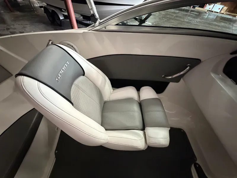 Slide: The Image of Sea Ray 185 Sport 2011 - 27