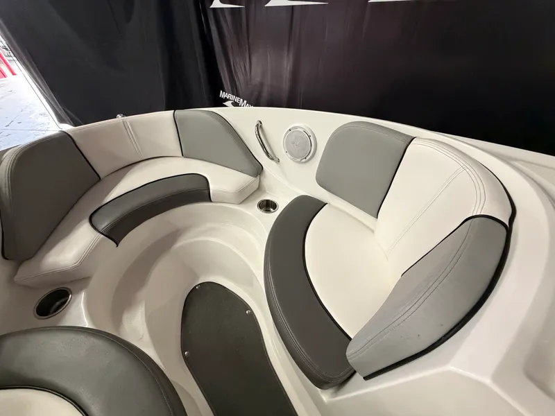 Slide: The Image of Sea Ray 185 Sport 2011 - 33