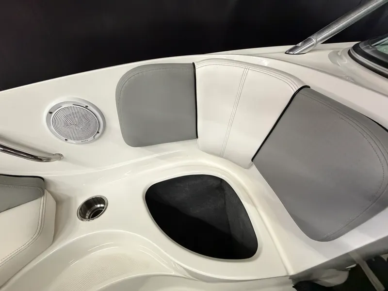 Slide: The Image of Sea Ray 185 Sport 2011 - 34