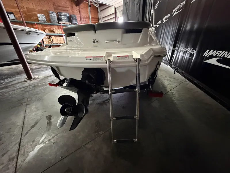 Slide: The Image of Sea Ray 185 Sport 2011 - 9