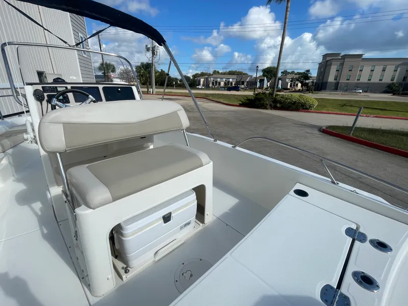 Slide: The Image of Boston Whaler 210 DAUNTLESS 2019 - 12