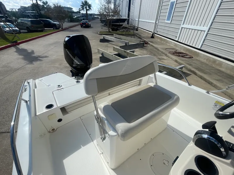 Slide: The Image of Boston Whaler 210 DAUNTLESS 2019 - 13