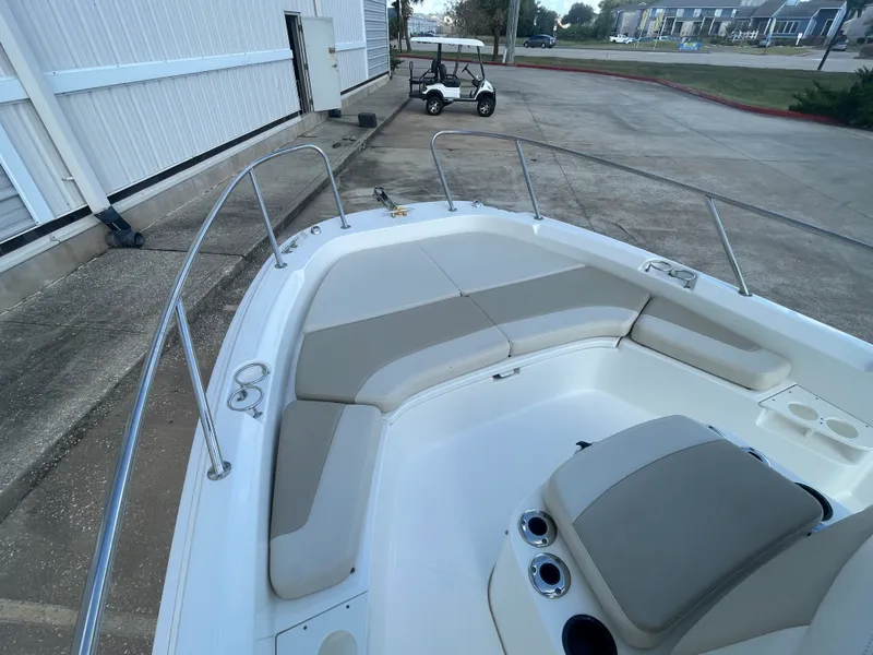 Slide: The Image of Boston Whaler 210 DAUNTLESS 2019 - 15