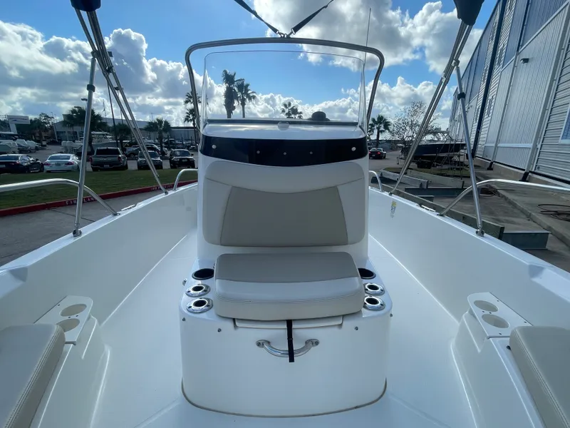 Slide: The Image of Boston Whaler 210 DAUNTLESS 2019 - 16