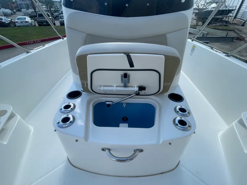 Slide: The Image of Boston Whaler 210 DAUNTLESS 2019 - 17