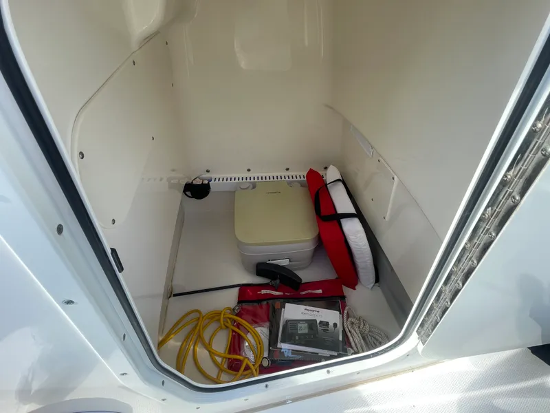 Slide: The Image of Boston Whaler 210 DAUNTLESS 2019 - 18