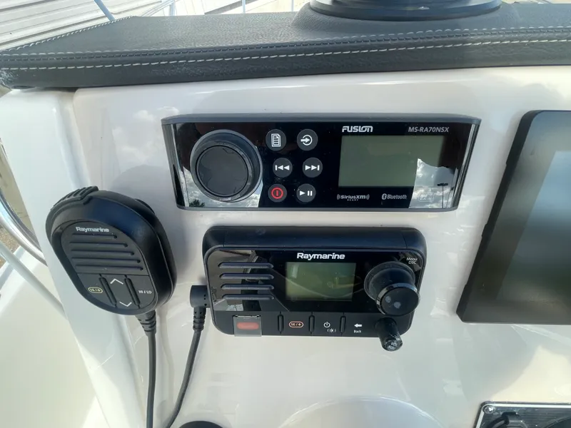 Slide: The Image of Boston Whaler 210 DAUNTLESS 2019 - 19