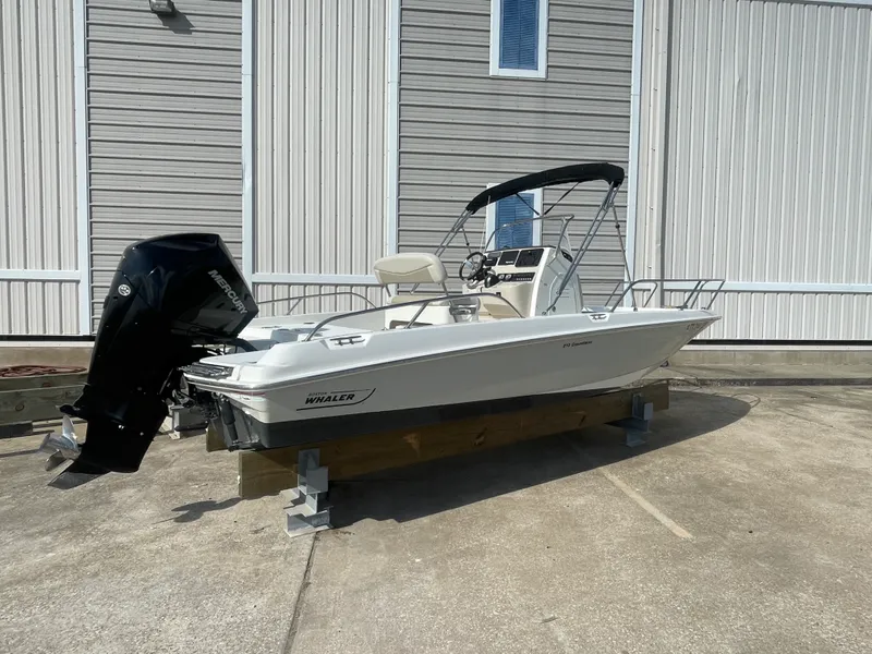 Slide: The Image of Boston Whaler 210 DAUNTLESS 2019 - 2