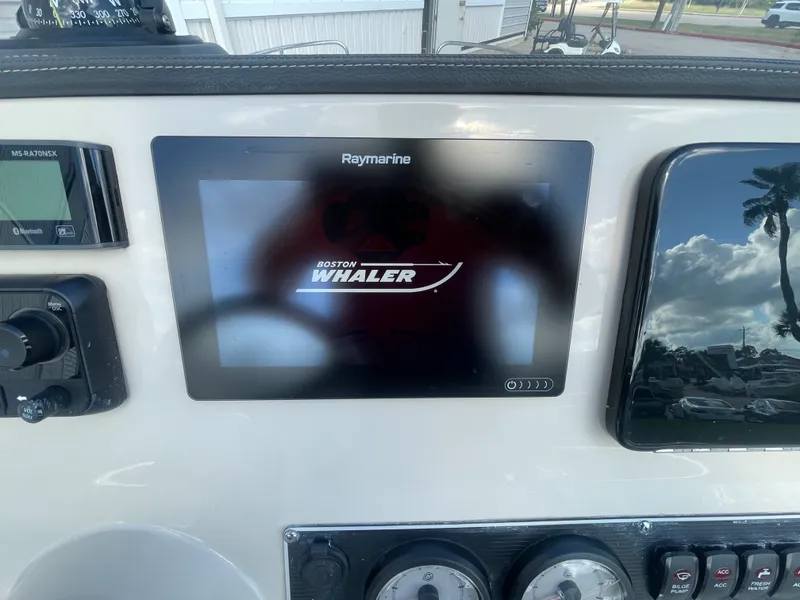 Slide: The Image of Boston Whaler 210 DAUNTLESS 2019 - 21