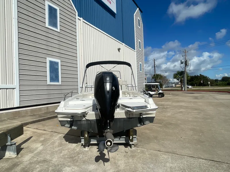 Slide: The Image of Boston Whaler 210 DAUNTLESS 2019 - 3